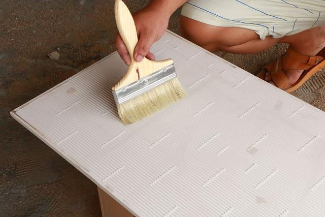 瓷磚上墻出現(xiàn)空鼓、脫落情況是什么原因?